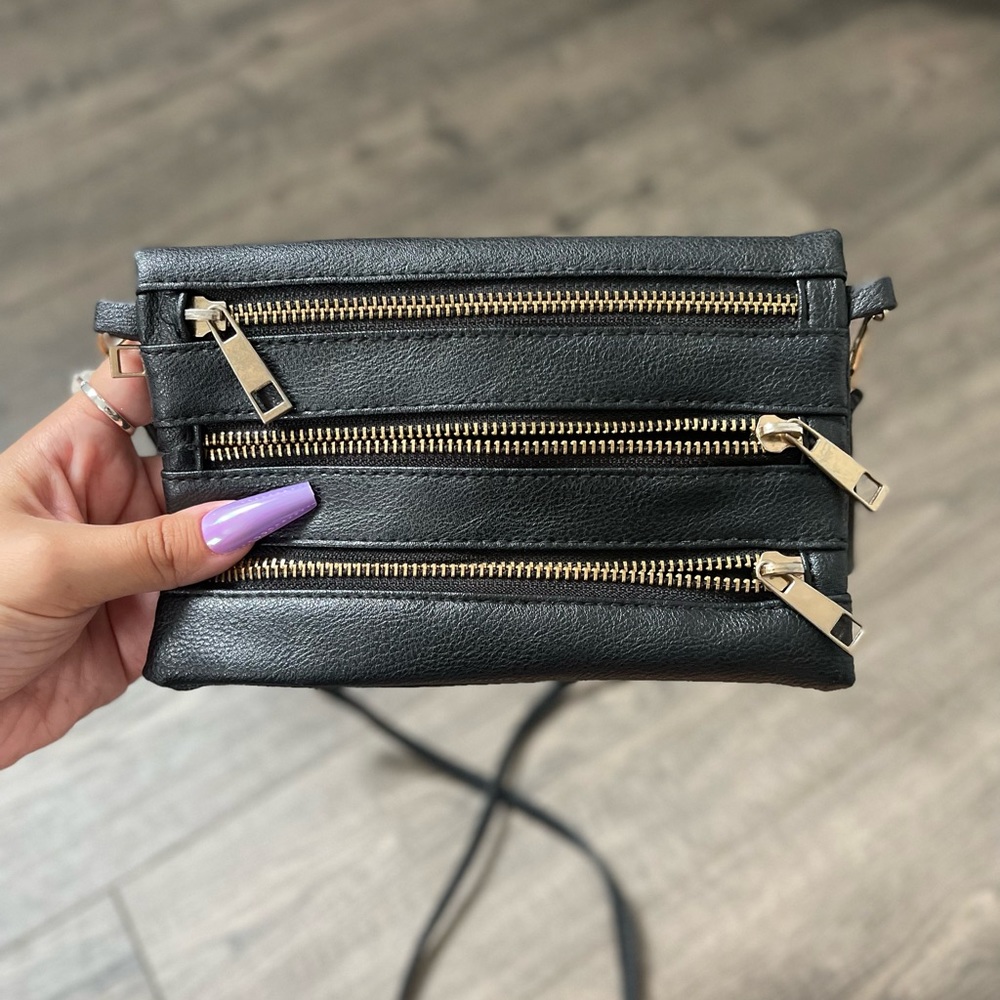 Black zipper crossover purse